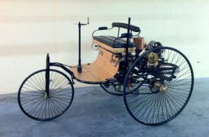 O primeiro carro - 1885. Movido a vapor.